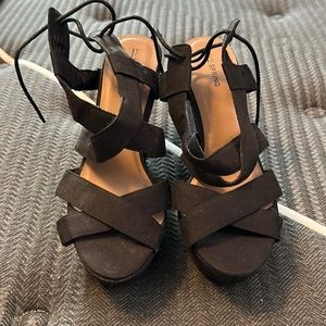 Call it spring size 9. Black wedges with straps tie behind the ankle